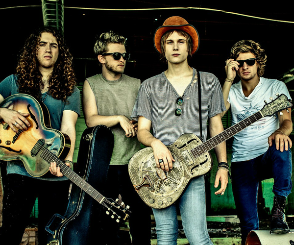 Tyler Bryant & The Shakedown - Off the Rails